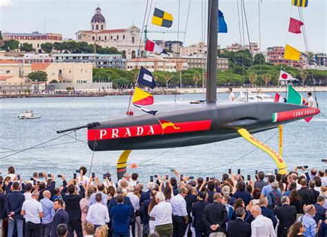 una barca sponsorizzata da prada e pirelli|Luna Rossa Prada Pirelli Team.